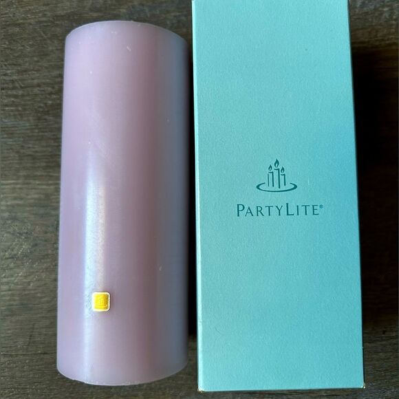 PARTYLITE Strawberry Rhubarb scented Pillar Candle Rare Retired Size 3”X7” NIB - Picture 2 of 9